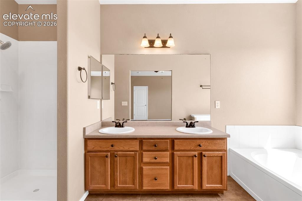 Image 20 of 39: Bathroom