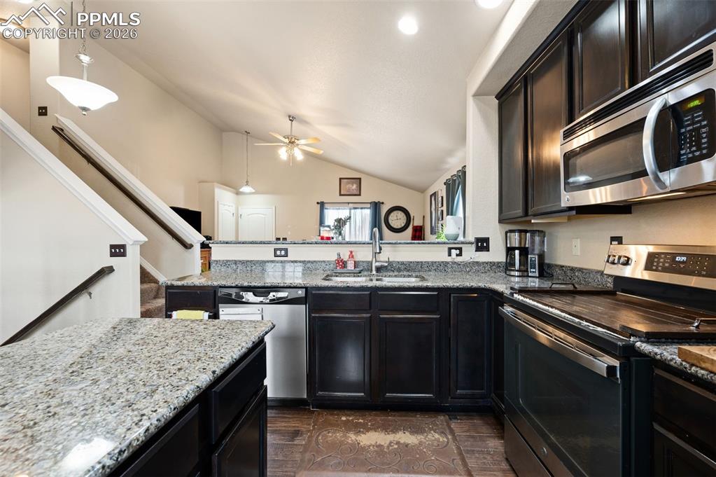 Image 13 of 49: Kitchen