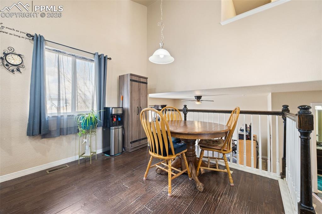 Image 15 of 49: Dining Area