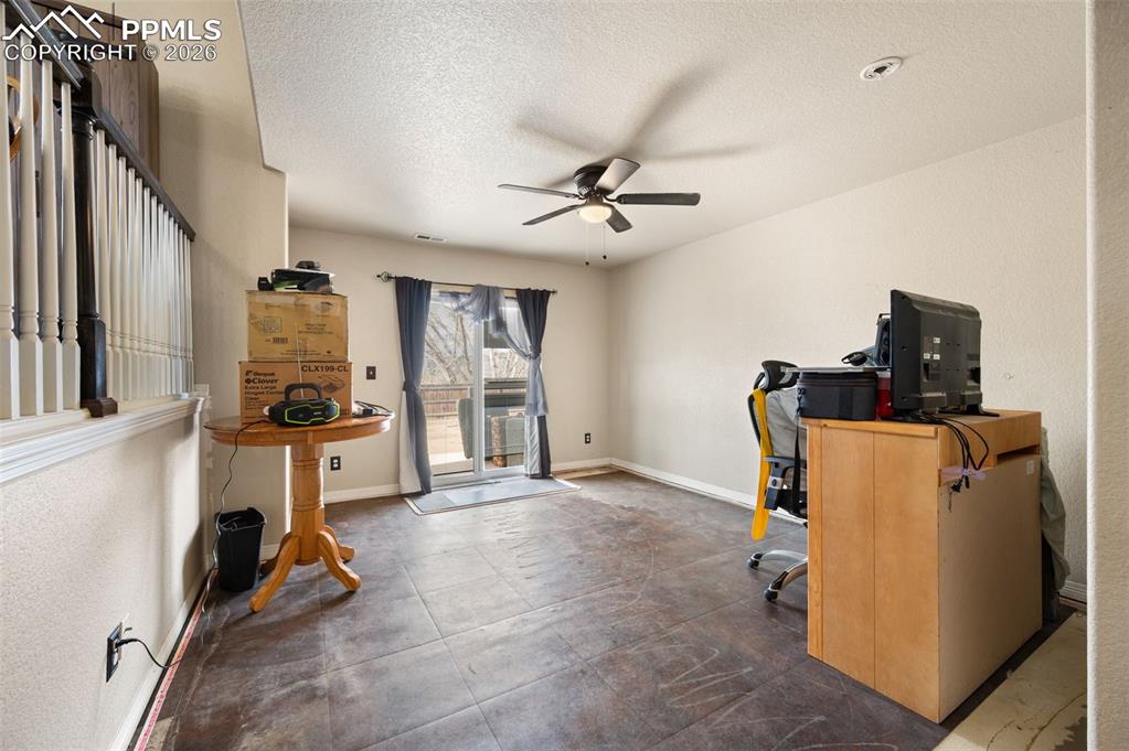 Image 16 of 49: Office