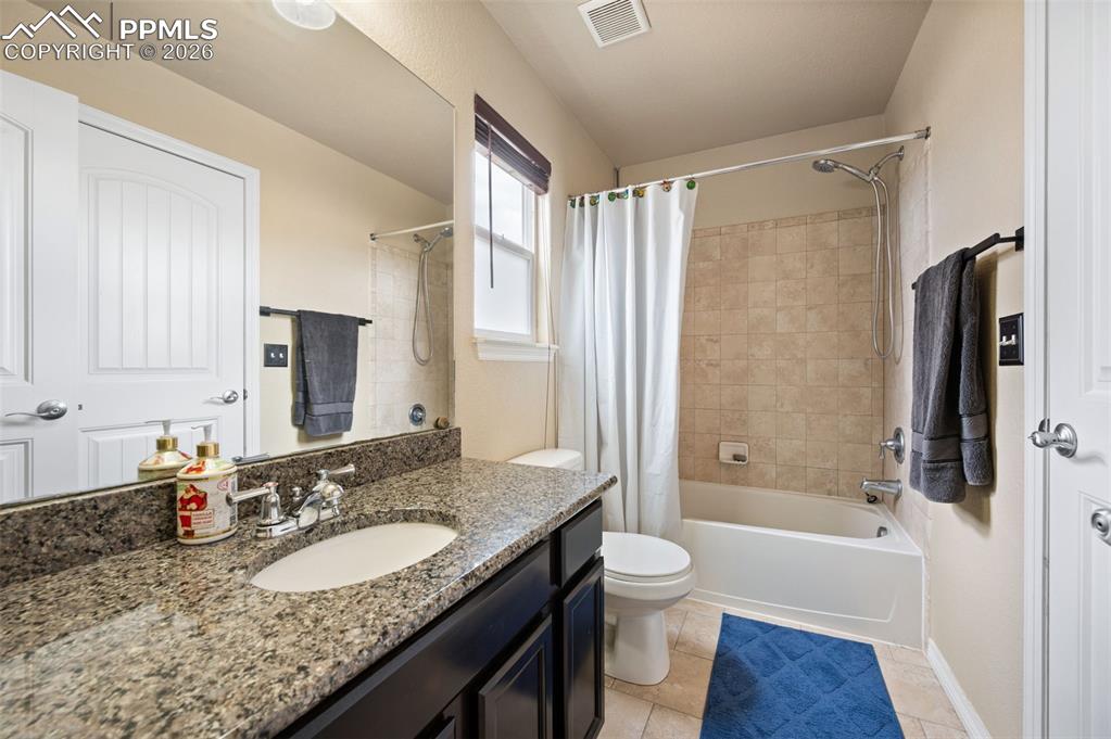 Image 25 of 49: Bathroom