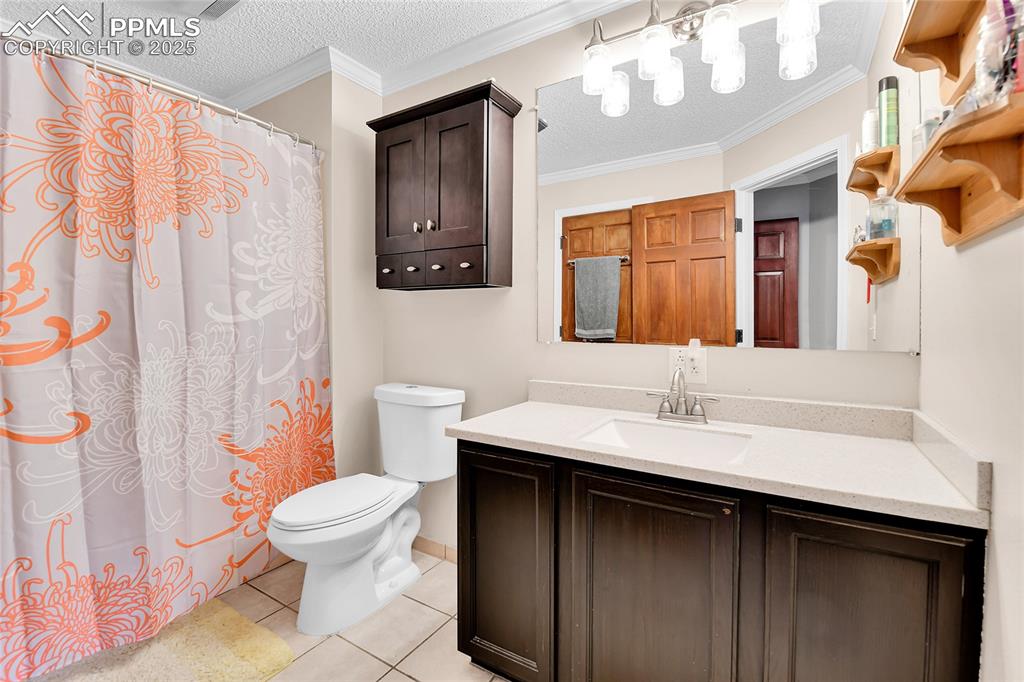 Image 15 of 30: Full Upstairs Bathroom