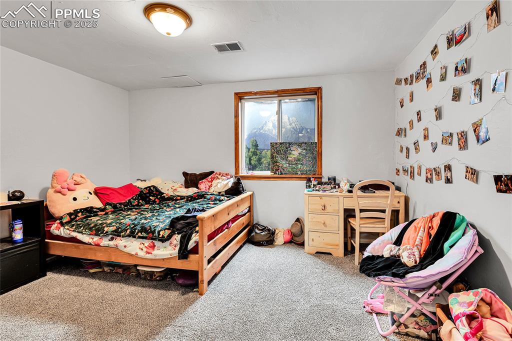 Image 18 of 30: View of bedroom