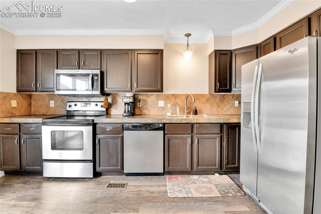 Image 6 of 30: Kitchen