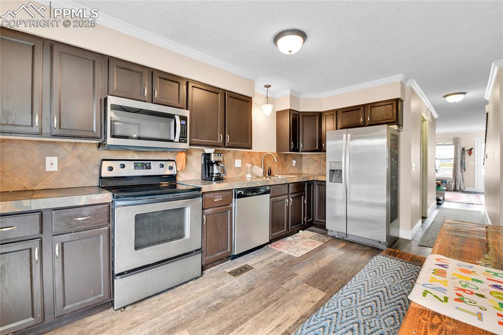 Image 7 of 30: Kitchen
