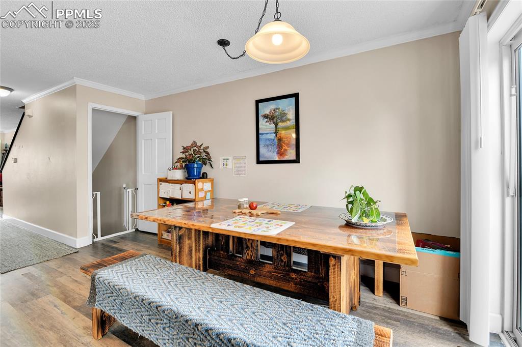 Image 8 of 30: Dining room