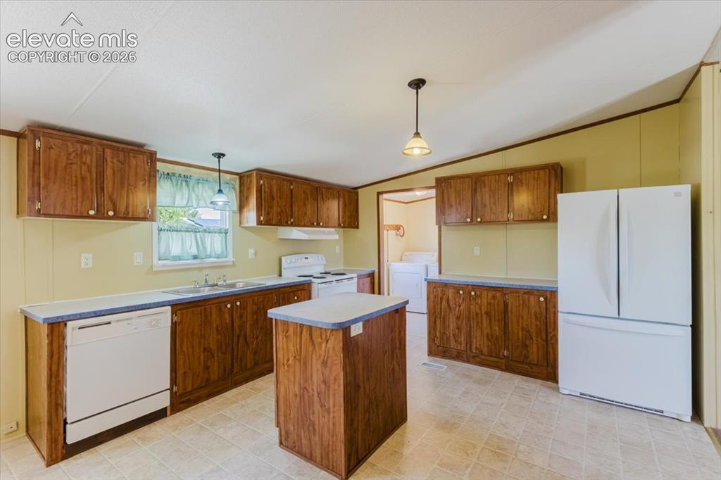 Image 14 of 37: Kitchen