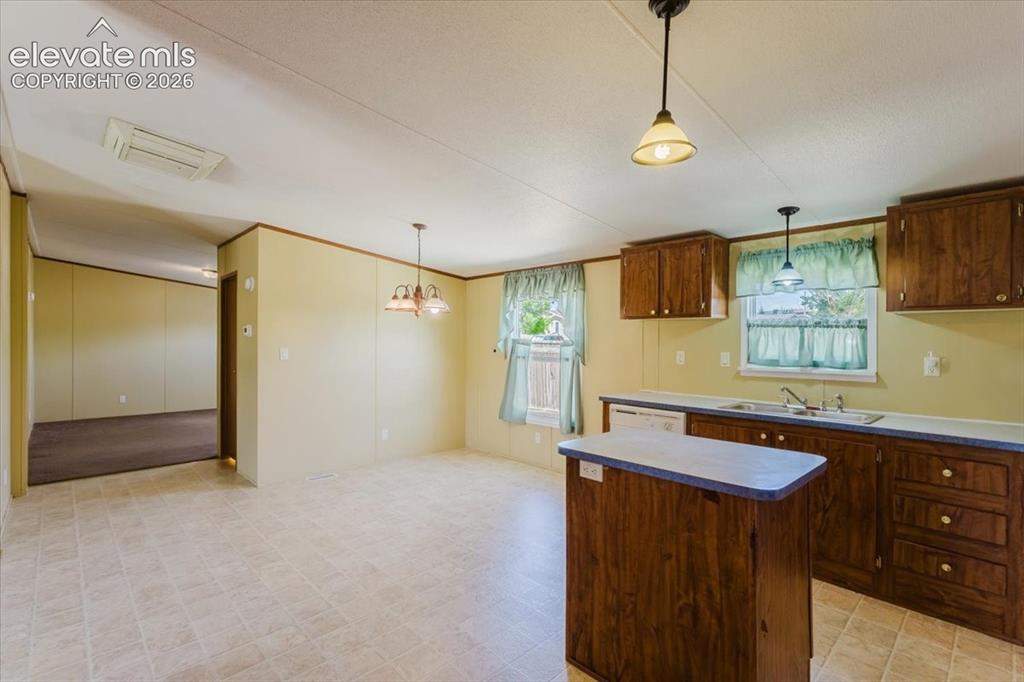 Image 15 of 37: Kitchen