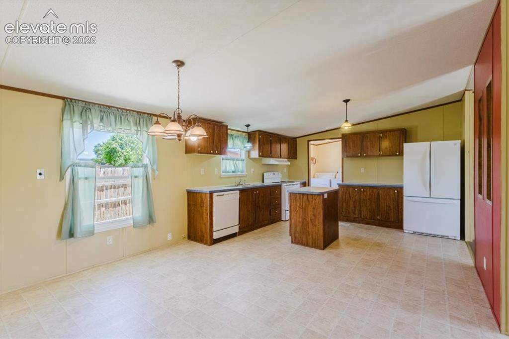 Image 16 of 37: Kitchen