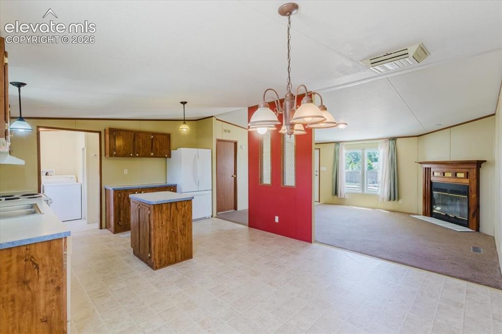 Image 17 of 37: Kitchen