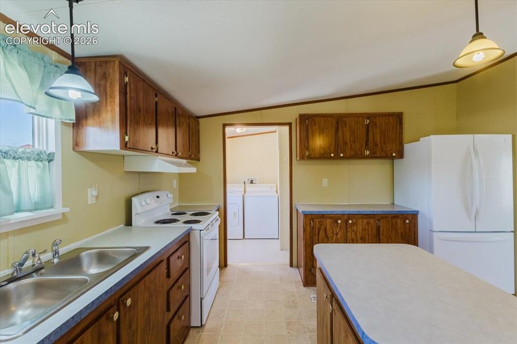 Image 19 of 37: Kitchen