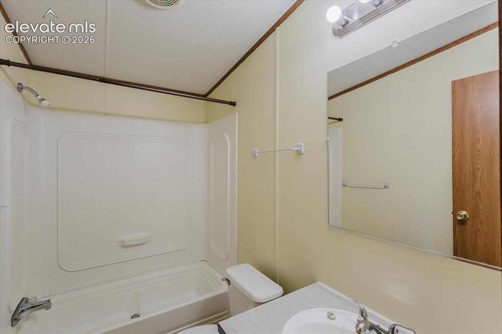 Image 21 of 37: Bathroom