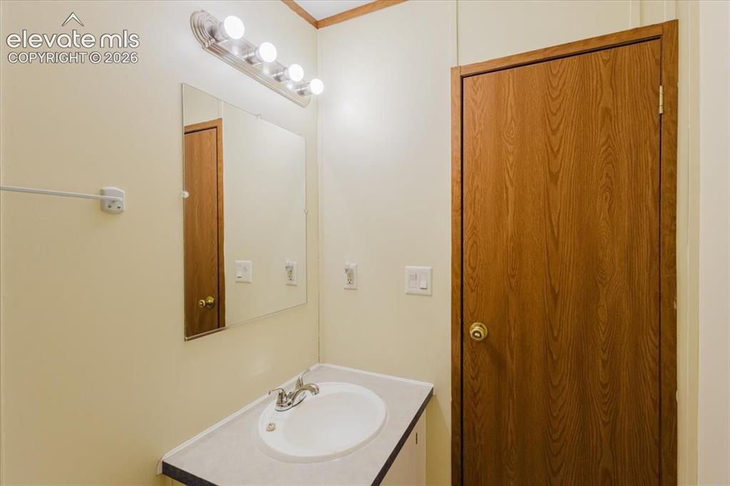 Image 22 of 37: Bathroom