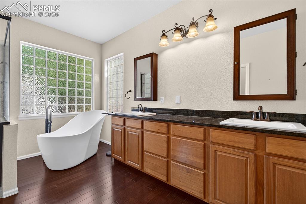 Image 18 of 48: Bathroom