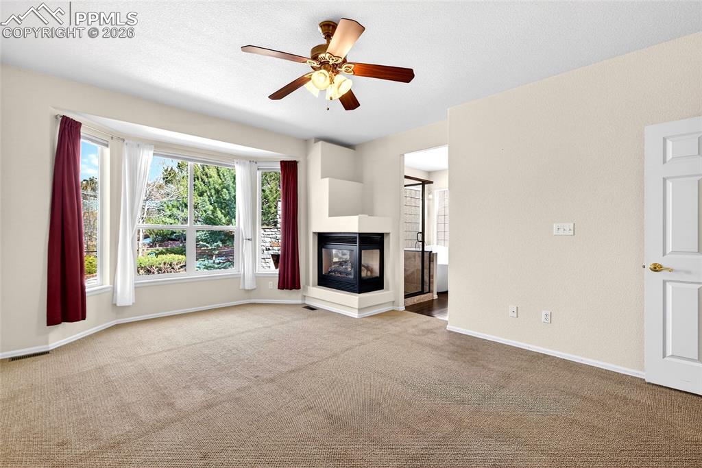 Image 41 of 48: Living Room