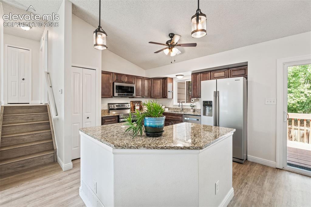Image 10 of 50: Kitchen