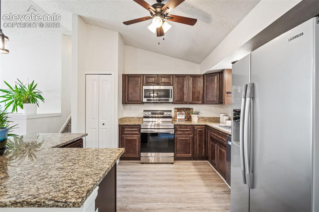 Image 11 of 50: Kitchen