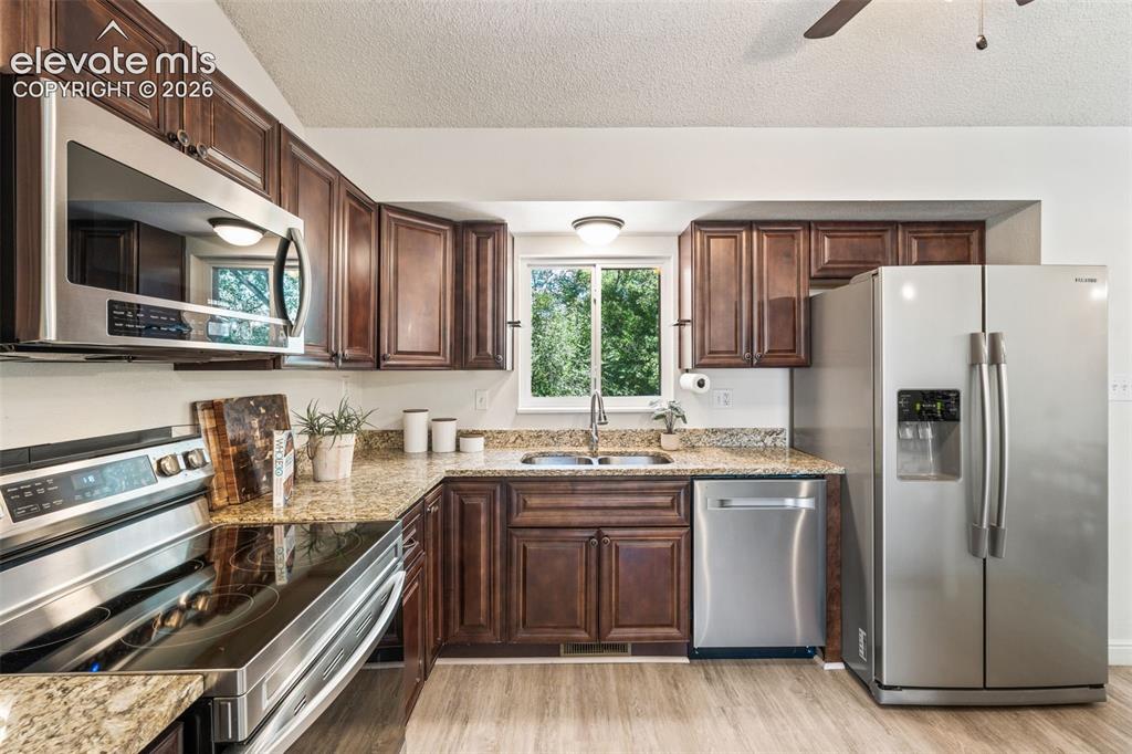 Image 12 of 50: Kitchen