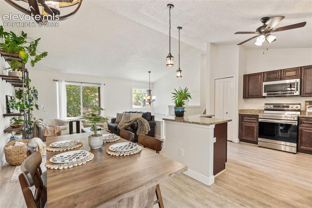 Image 16 of 50: Dining Area