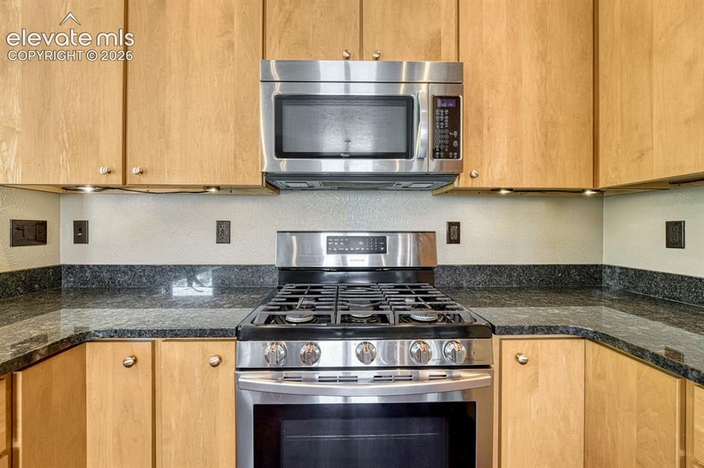 Image 15 of 41: Kitchen
