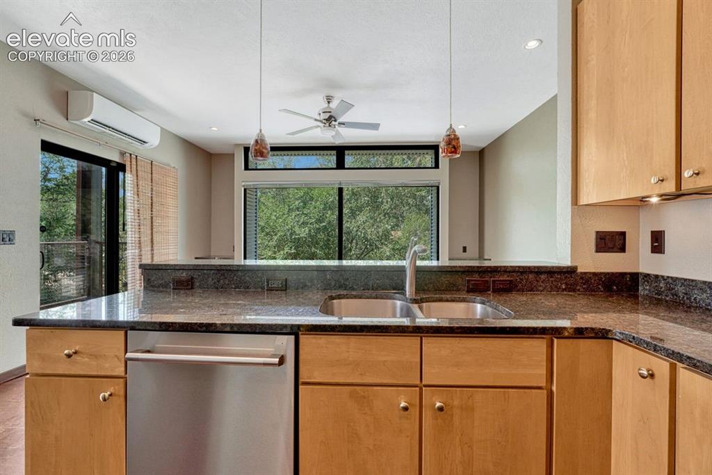 Image 16 of 41: Kitchen