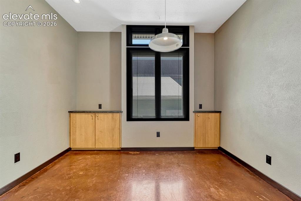 Image 17 of 41: Dining Room