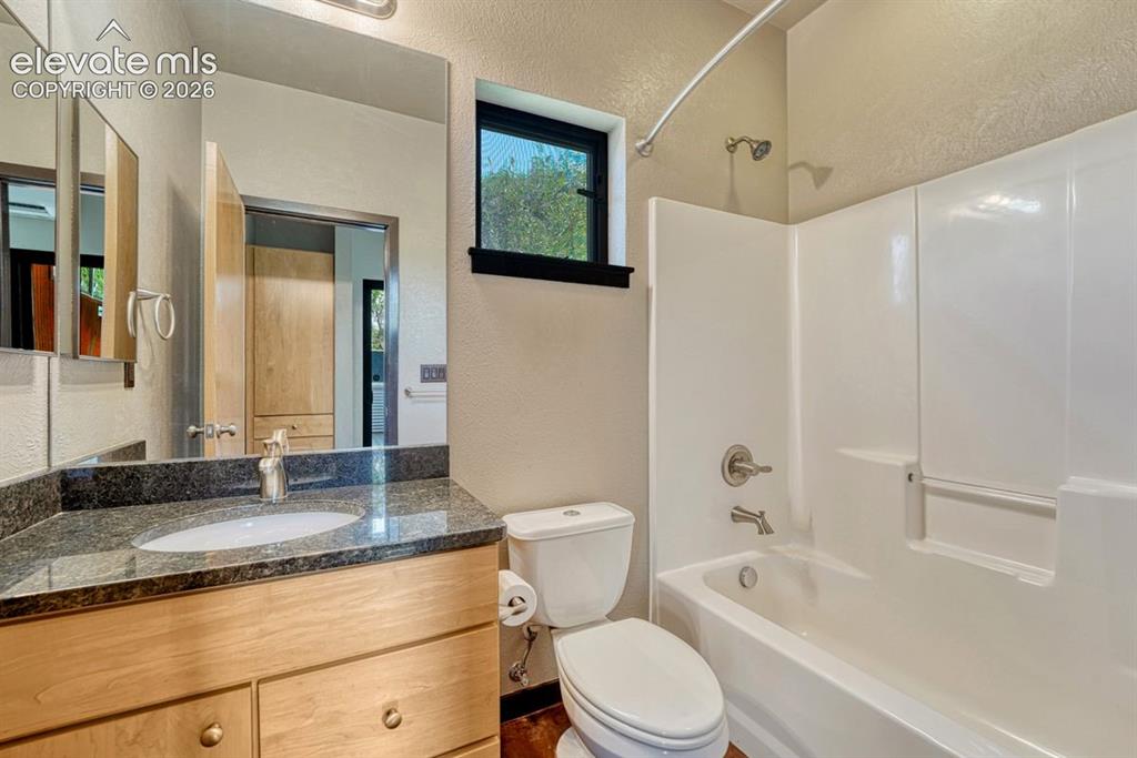 Image 33 of 41: Bathroom