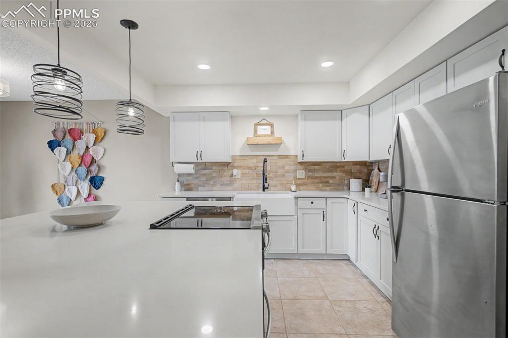 Image 10 of 25: Kitchen