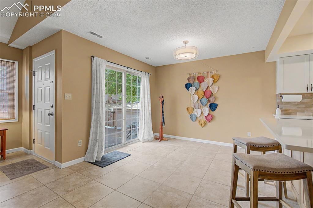 Image 11 of 25: Dining Area