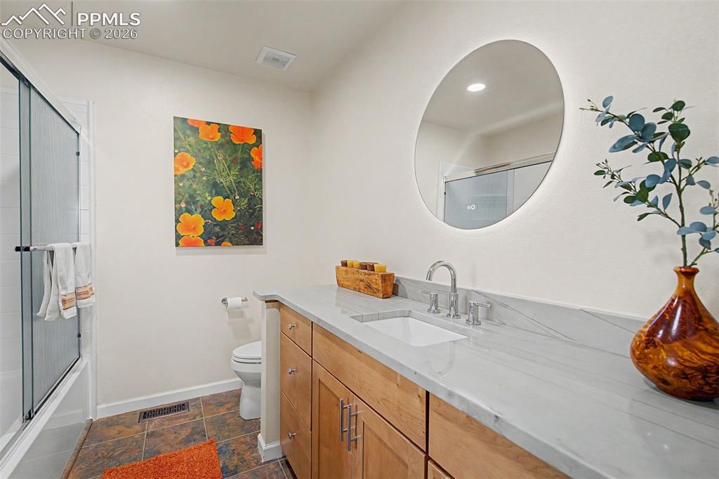Image 14 of 25: Bathroom