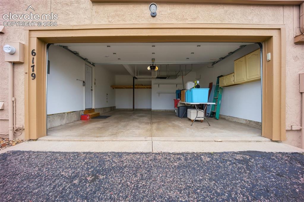 Image 22 of 25: Garage
