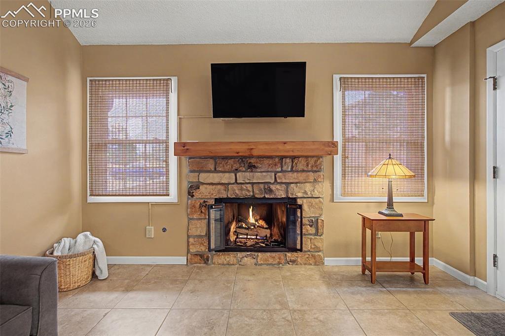 Image 5 of 25: Living Room