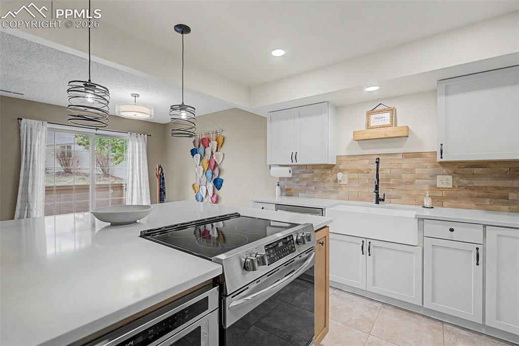 Image 9 of 25: Kitchen