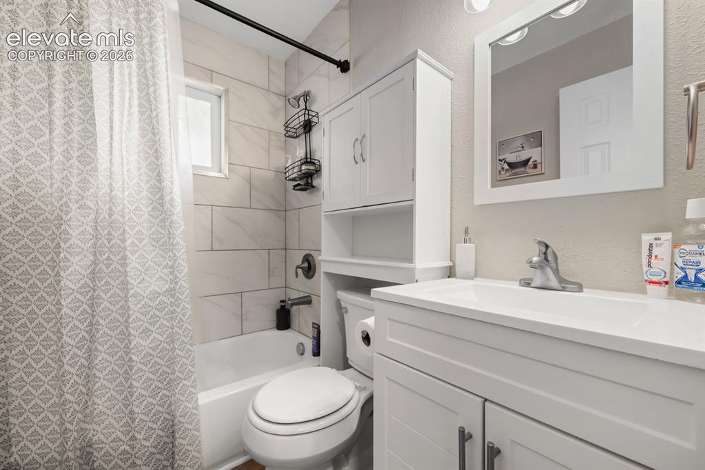 Image 15 of 33: Bathroom