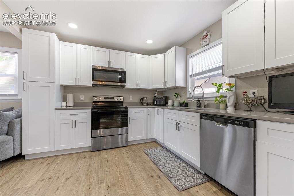 Image 7 of 33: Kitchen
