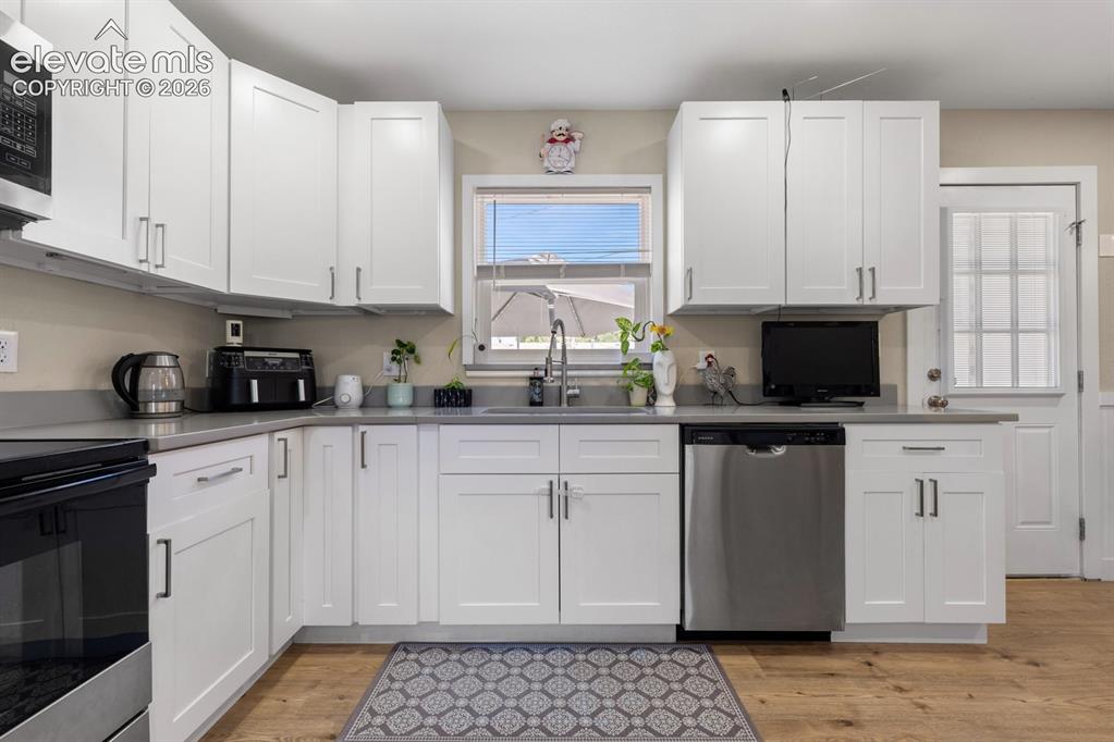 Image 8 of 33: Kitchen
