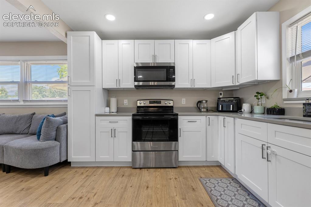 Image 9 of 33: Kitchen
