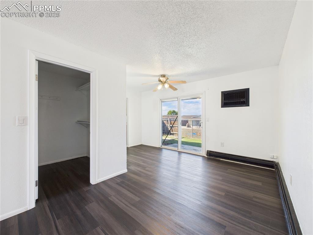 Image 15 of 31: Living Room