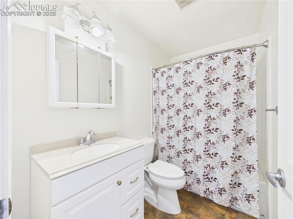 Image 26 of 31: Bathroom