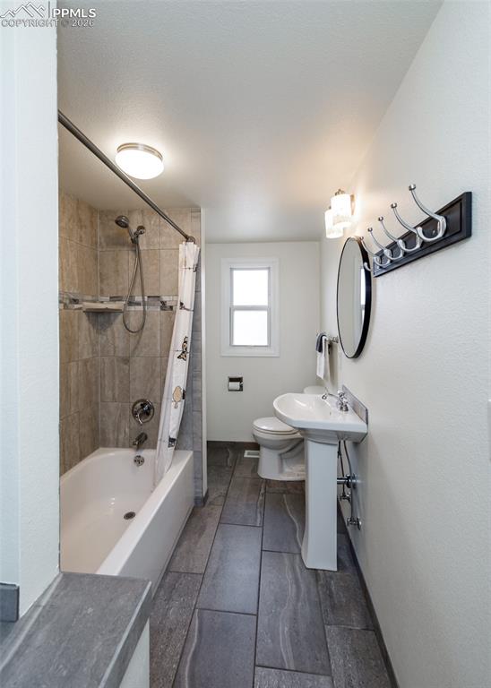 Image 16 of 35: Main Level