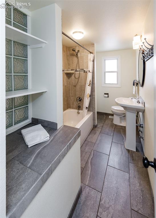 Image 17 of 35: Main Level