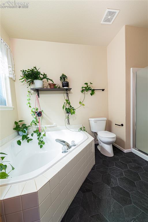 Image 14 of 37: Bathroom