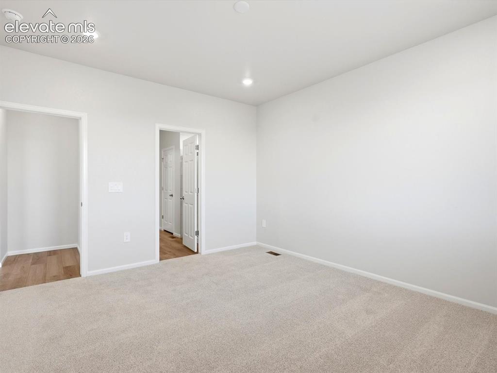 Image 19 of 23: Bedroom