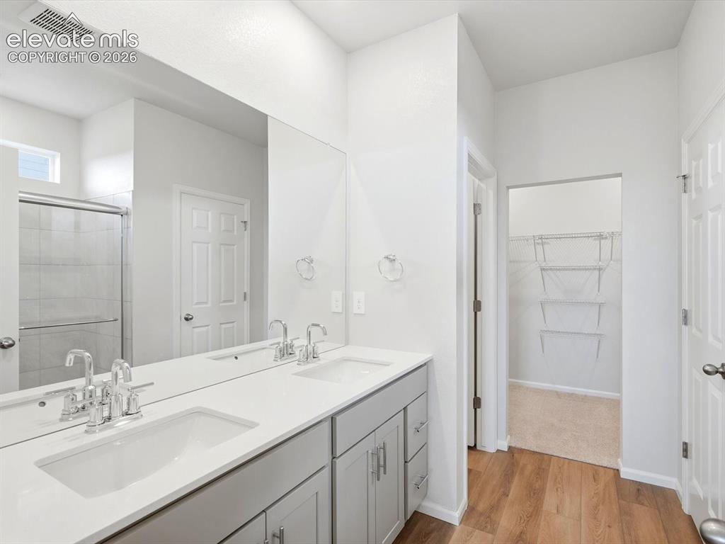Image 20 of 23: Bathroom