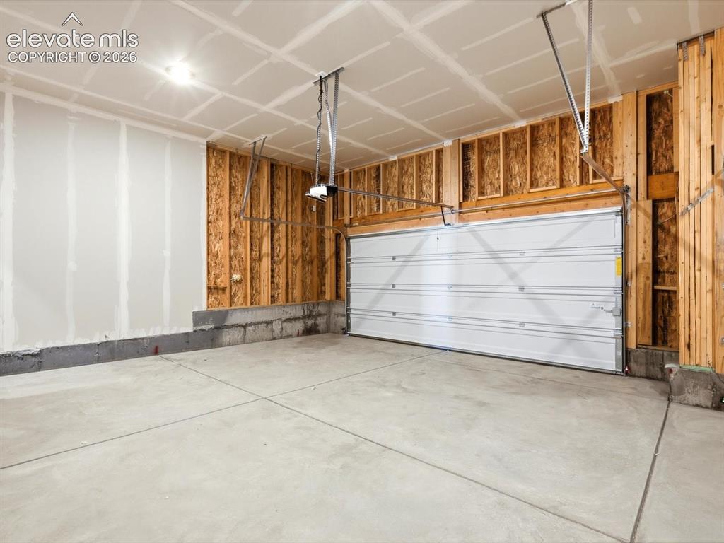 Image 7 of 23: Garage