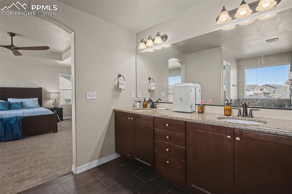 Image 19 of 45: Bathroom