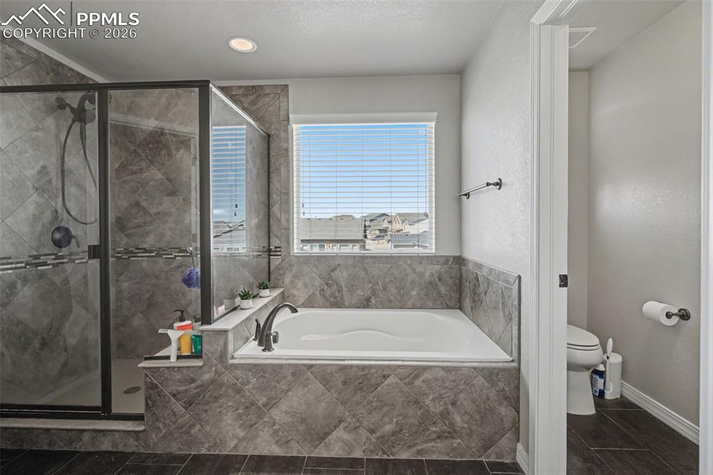 Image 20 of 45: Bathroom