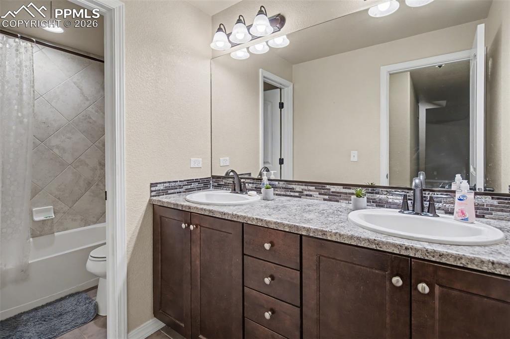 Image 36 of 45: Bathroom