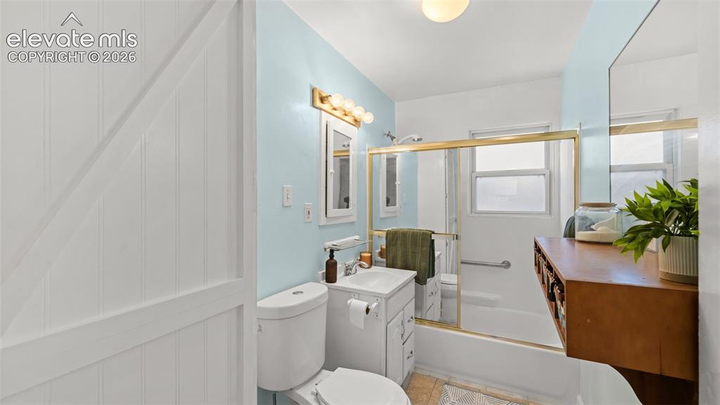 Image 17 of 42: Bathroom