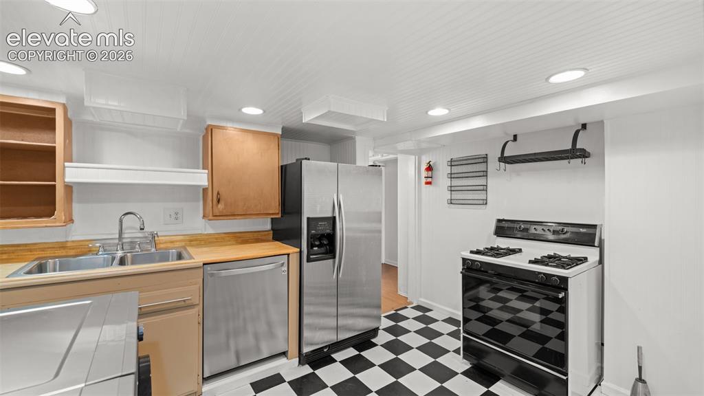 Image 31 of 42: Kitchen
